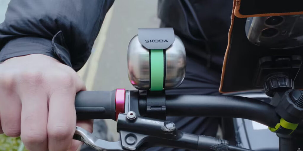 Το κουδούνι που «ακούγεται» ακόμα και με ακουστικά: μια μικρή ιδέα με μεγάλη σημασία για την ασφάλεια