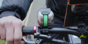 Το κουδούνι που «ακούγεται» ακόμα και με ακουστικά: μια μικρή ιδέα με μεγάλη σημασία για την ασφάλεια