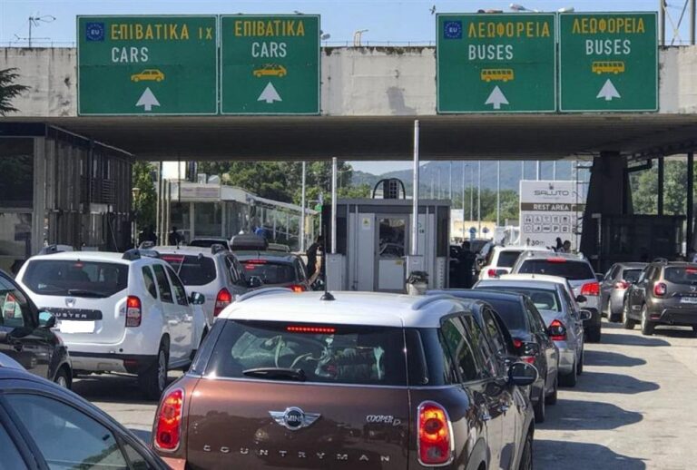 Ουρές, εκνευρισμός και φόβοι για τον τουρισμό: το νέο σύστημα ελέγχου φέρνει πίεση στα σύνορα